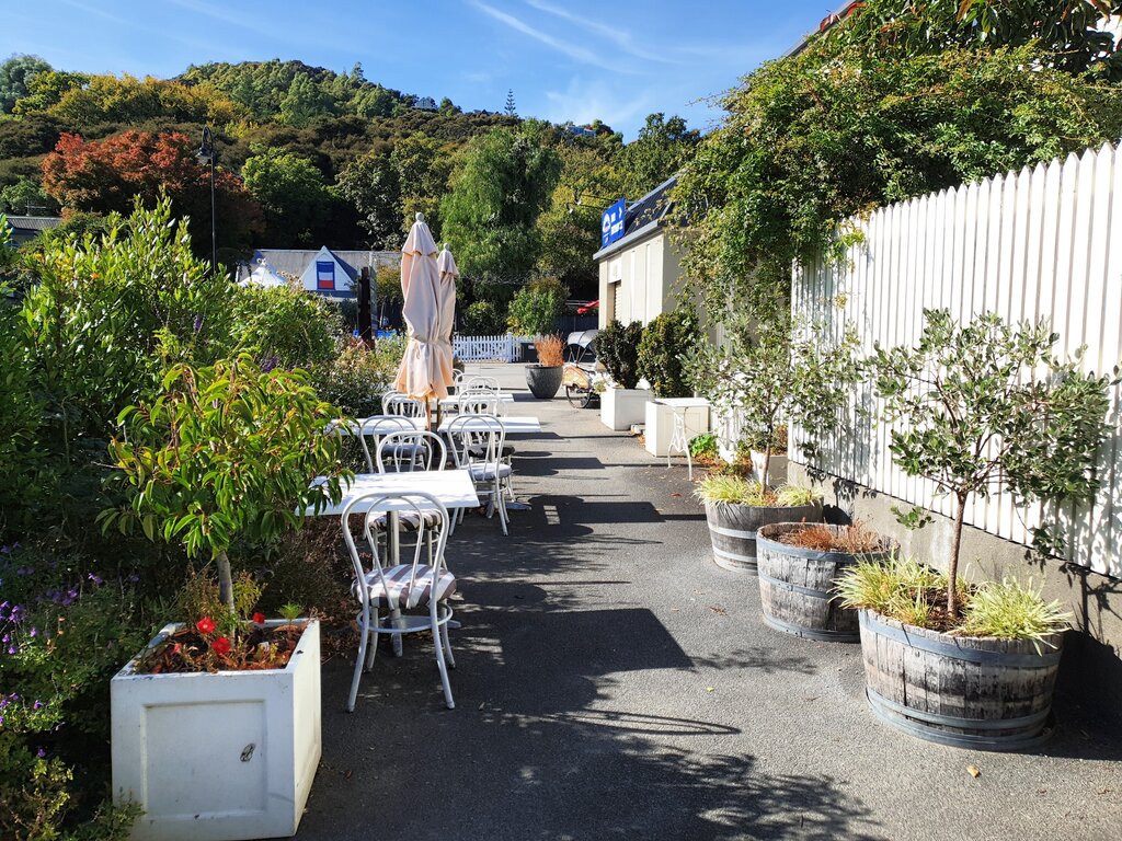 Im gemütlichen Vorgarten des Madeira Hotels konnte man gut Sonne tanken.