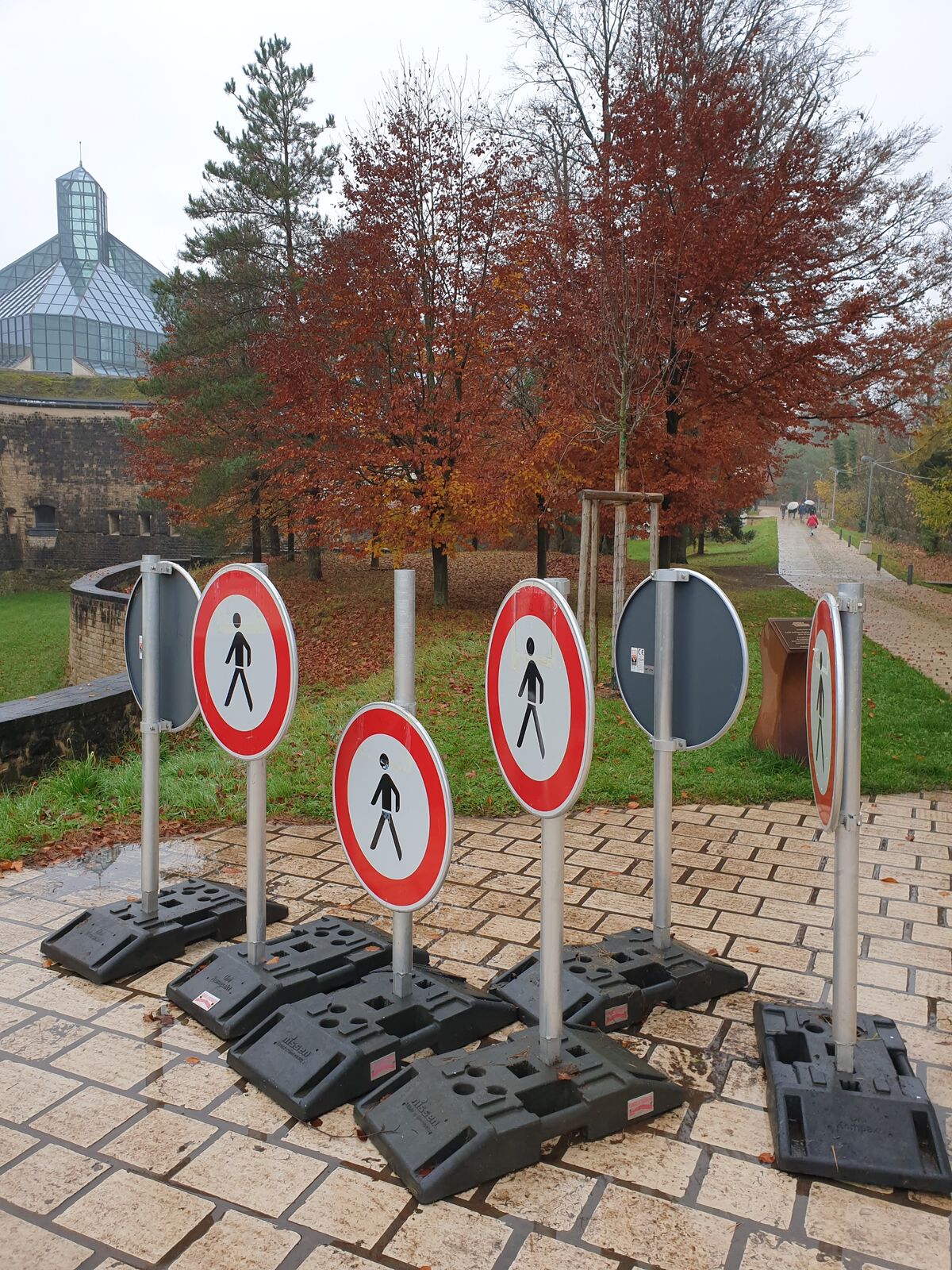 I guess its prohibited to pass through here.