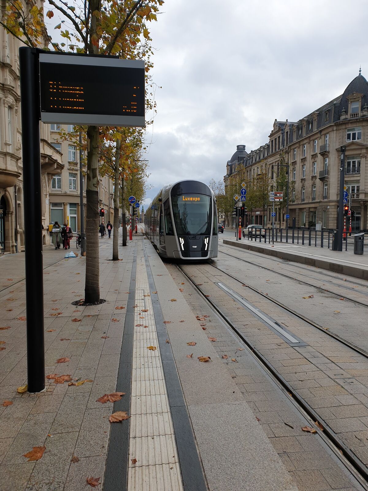 Luxembourgs trams can drive without overhead wires or third rails thanks to fast-charging batteries.