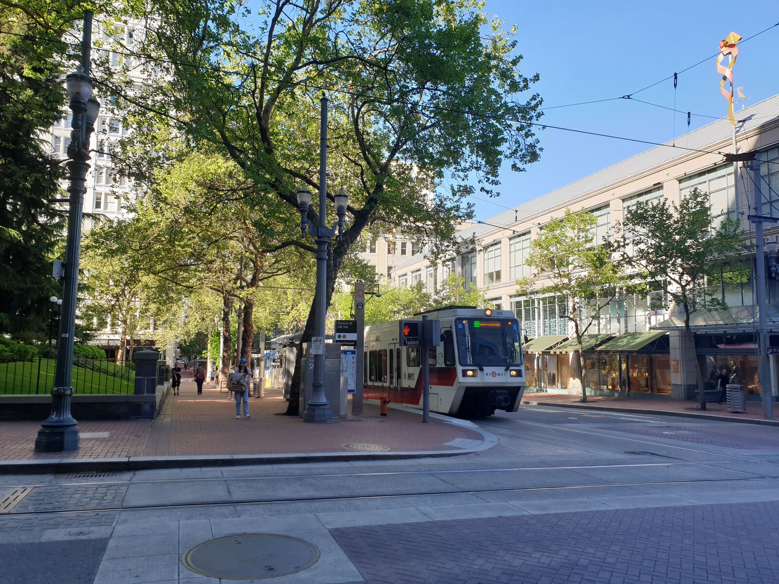 Trams are called light rail in America.